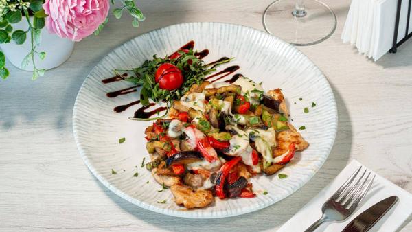  Piept de Pui cu Roșii Cherry și Mozzarella di Buffalla